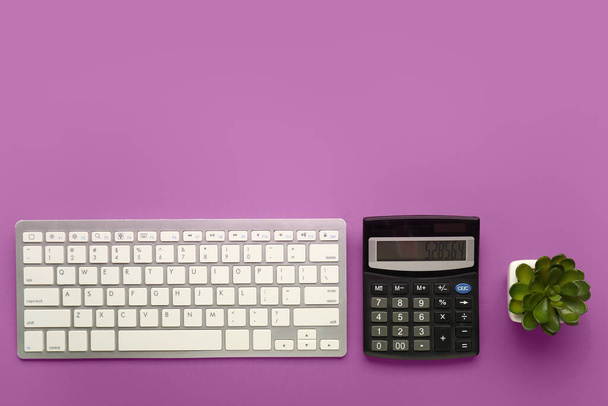 Calcolatrice con tastiera del computer su sfondo a colori
 - Foto, immagini