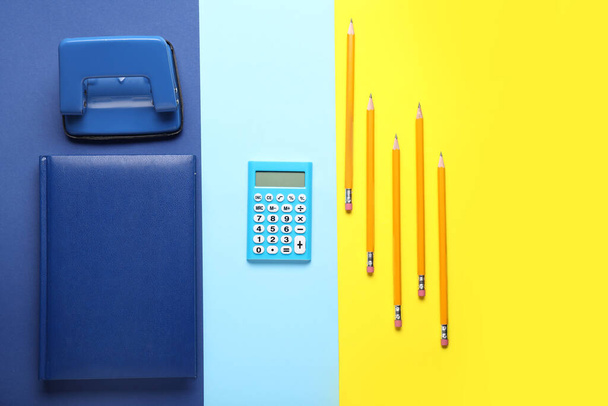 Nowoczesny kalkulator z papeterią na tle koloru - Zdjęcie, obraz