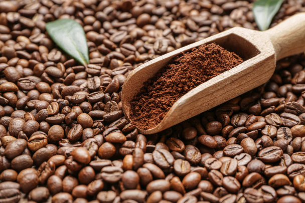 Cuillère avec grains de café et poudre, gros plan
 - Photo, image