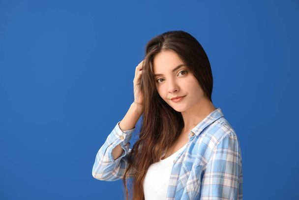 Beautiful young woman on color background - Foto, immagini
