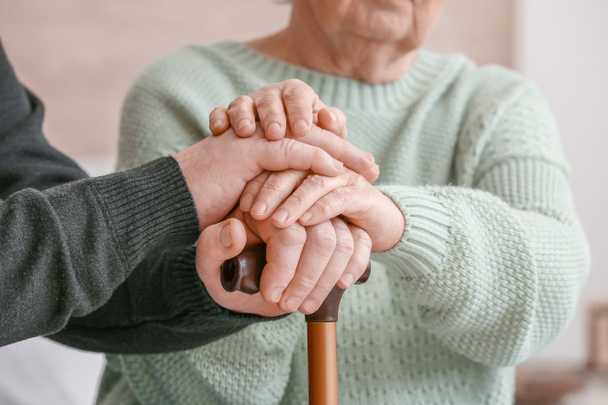 Idősek, akik szellemi fogyatékossággal szenvednek otthon, közelkép - Fotó, kép