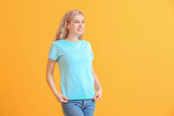 Vrouw in stijlvol t-shirt op kleur achtergrond - Foto, afbeelding