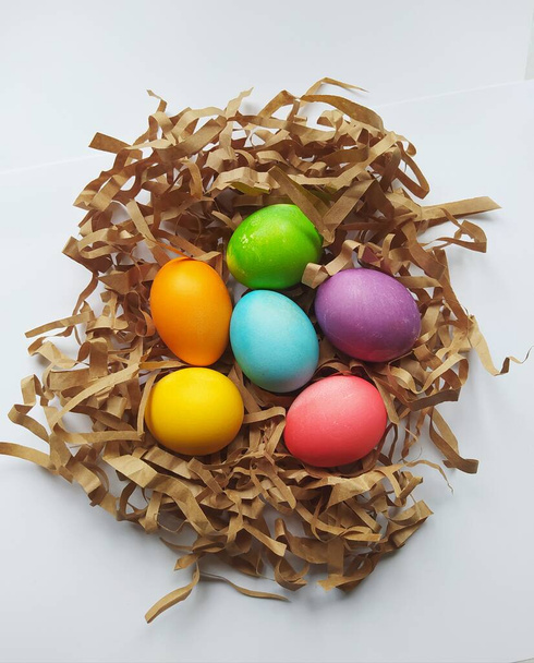 Coloridos huevos de Pascua pintados con hojas verdes y decoración
 - Foto, imagen