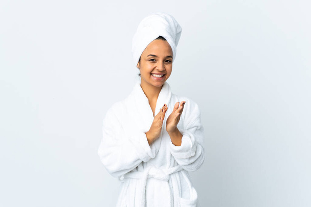 Fiatal nő fürdőköpenyben elszigetelt fehér háttér taps után bemutató konferencián - Fotó, kép
