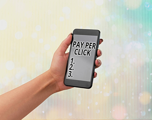 Texto de escritura a mano Pay Per Click. Concepto que significa marketing en Internet en el que el pago se basa en clickthrough
. - Foto, imagen