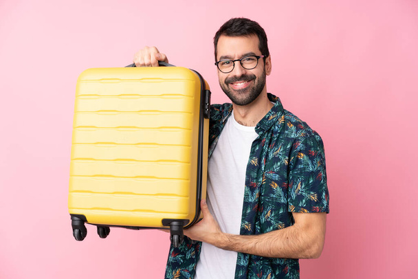 fiatal kaukázusi férfi elszigetelt háttér nyaralás utazási bőrönd - Fotó, kép