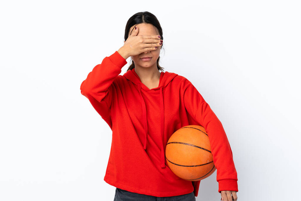 Jovem mulher jogando basquete sobre fundo branco isolado cobrindo os olhos por mãos. Não quero ver nada.
 - Foto, Imagem