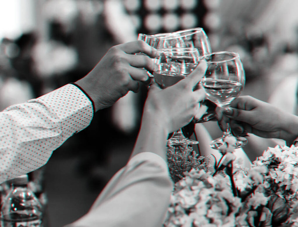 ワインのグラスを鳴らし、乾杯する友人のグループの手 - 写真・画像