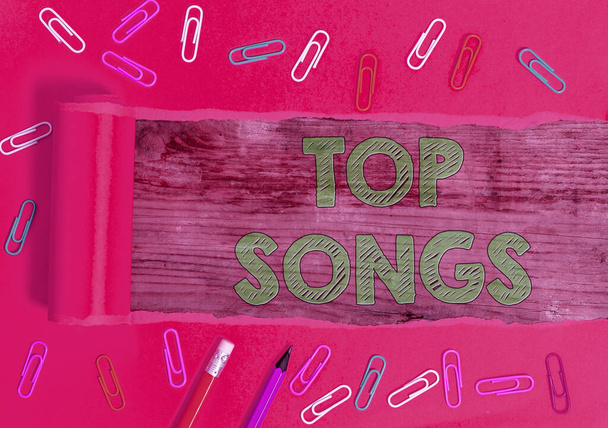 Textzeichen mit Top Songs. Konzeptionelles Foto aufgenommenes Lied, das allgemein populär oder bekannt wird. - Foto, Bild