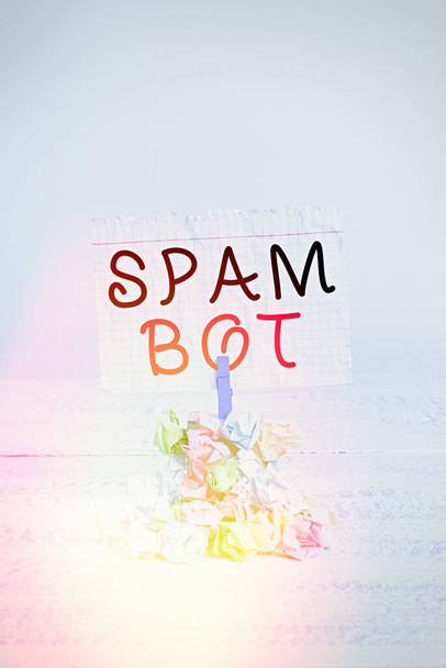 Handschrift tekst schrijven Spam Bot. Concept betekent autonoom programma op het internet dat spam stuurt naar gebruikers Herinnering stapel gekleurde verfrommeld papier wasknijper herinnering witte houten ruimte. - Foto, afbeelding