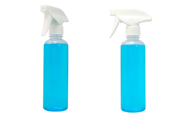 Alcohol spray fles voor handreiniger schoon en dood covid-19 virus geïsoleerd op witte achtergrond met clipping pad. - Foto, afbeelding