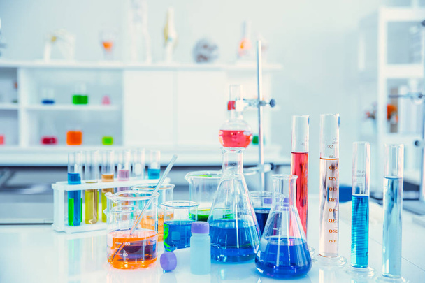 Üveglombik a Science Chemical Laboratóriumban vagy orvosi kutató laboratóriumban színes folyadékkal a háttér számára - Fotó, kép