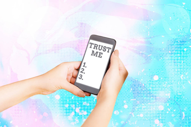 Textzeichen mit Trust Me. Konzeptfoto Glauben Sie an andere Demonstrierende Unterstützen Sie uns. - Foto, Bild