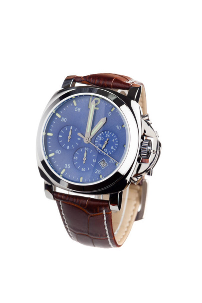 Mavi kadranlı lüks moda saati ve beyaz arka planda kahverengi timsah derisi deri saat bandı. - Fotoğraf, Görsel