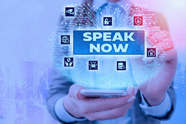 Εννοιολογική γραφή χεριών που δείχνει το Speak Now. Business photo text Επικοινωνήστε μαζί μας για τα συναισθήματα και τις πληροφορίες σας Φωνή έξω. - Φωτογραφία, εικόνα