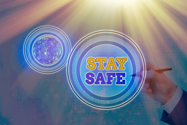 Textschild mit der Aufschrift Stay Safe. Konzeptfoto sicher vor Gefahr, Schaden oder Ort, an dem Artikel aufbewahrt werden Elemente dieses Bildes von der NASA zur Verfügung gestellt. - Foto, Bild