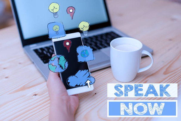 Σήμα κειμένου που δείχνει Speak Now. Εννοιολογική φωτογραφία Επικοινωνήστε μαζί μας τα συναισθήματα και τις πληροφορίες σας Φωνή έξω. - Φωτογραφία, εικόνα