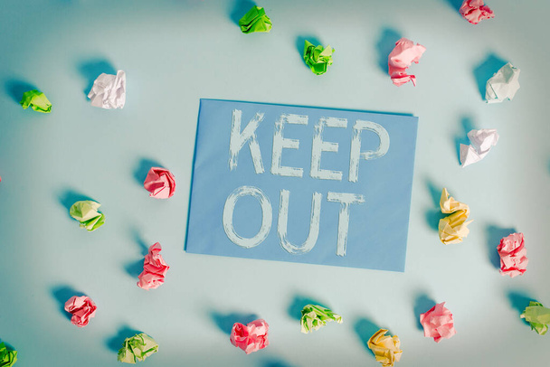 Konzeptionelle Handschrift, die "Keep Out" zeigt. Business-Foto präsentiert, um jemanden oder etwas davon abzuhalten, in einen Ort zu gehen Gefahr Zeichen Farbige Wäscheklammer rechteckförmigen Papier blauen Hintergrund. - Foto, Bild