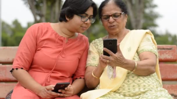 γυναίκες που διαβάζουν από το τηλέφωνο και γελάνε - Πλάνα, βίντεο