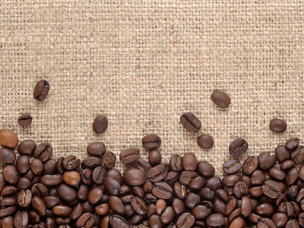 kávová zrna v pozadí pytloviny - Fotografie, Obrázek