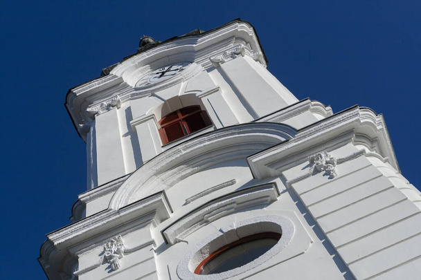 Barokk stílusú református templom Szabadszalláson. - Fotó, kép