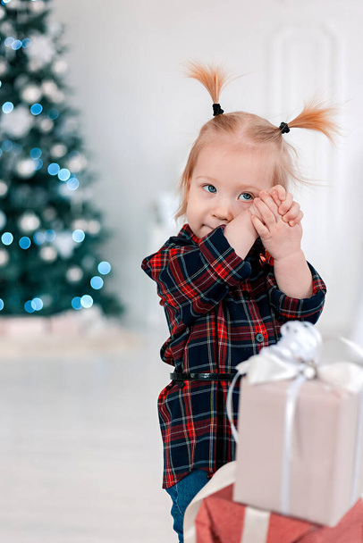 beautiful little girl with christmas gift - Фото, изображение