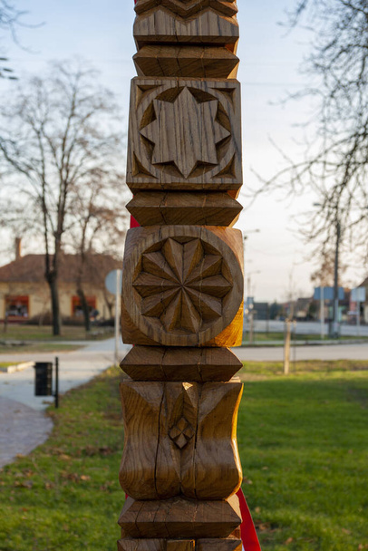 Decoración post madera tallada a mano en Hungría
 - Foto, imagen