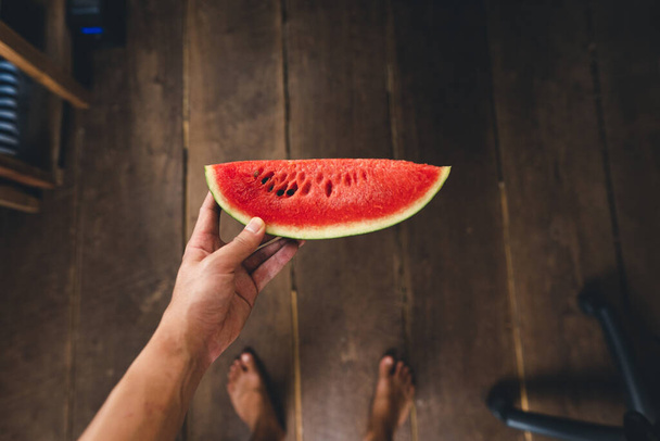 watermeloenen aan uw bureau thuis-Watermeloen Snijdt Tegen Hout Witte Achtergrond - Foto, afbeelding
