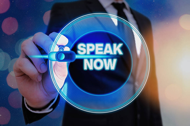 Εγγραφή σημειώματος που δείχνει Speak Now. Επαγγελματική φωτογραφία που αναδεικνύει Επικοινωνήστε μαζί μας τα συναισθήματα και τις πληροφορίες σας Φωνή έξω. - Φωτογραφία, εικόνα