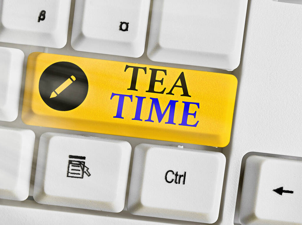 Käsitteellinen käsin kirjoittaminen osoittaa Tea Time. Business valokuva esittelee aikaa iltapäivällä, kun jotkut osoittavat syödä pienen aterian
. - Valokuva, kuva