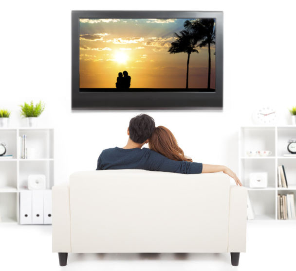 jeune couple sur canapé regarder la télévision
 - Photo, image