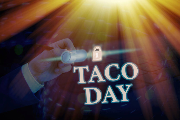 Conceptueel handschrift met Taco Day erop. Zakelijke foto presentatie feestelijke dag die bevordert tot consumptie van taco 's in de VS. - Foto, afbeelding