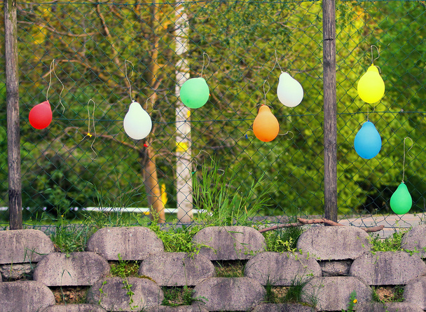 kolorowe balony na płocie - Zdjęcie, obraz