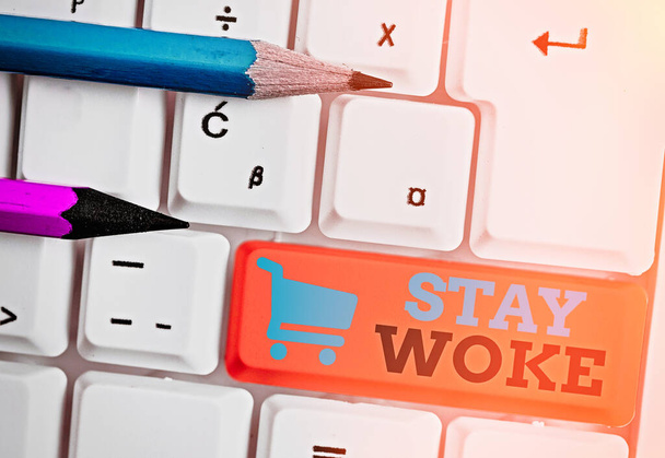 Piszę notatkę z Stay Woke. Biznesowe zdjęcia pokazujące świadomość otoczenia i rzeczy, które się dzieją Bądź na bieżąco. - Zdjęcie, obraz