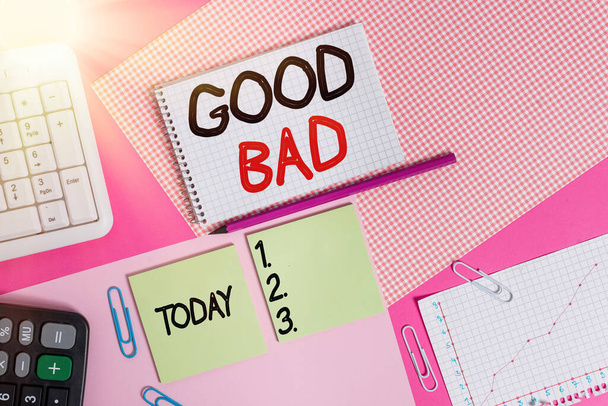 Kézírás szöveg írás Good Bad. Koncepció azt jelenti, hogy úgy tűnik, hogy lesz egy jó vagy rossz eredmény Az élet választás Írás berendezések és számítógépes cucc fölé színes sima asztal. - Fotó, kép