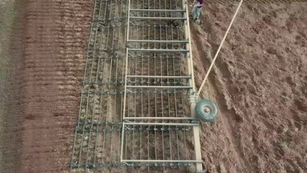 Vista aérea superior de uma colheitadeira ceifando aveia em um campo de fazenda
. - Filmagem, Vídeo