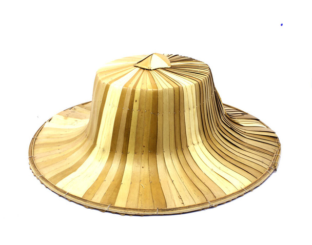 Красивая соломенная шляпа с цветами на белом фоне
 - Фото, изображение