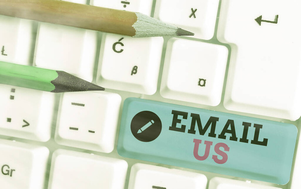 Écrire une note montrant Email Us. Photo d'affaires montrant l'envoi d'un message publicitaire à un groupe de personnes utilisant le courrier
. - Photo, image