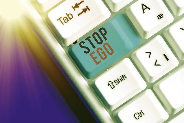 Текст слова Stop Ego. Бизнес-концепция для контроля вашего одержимости решением, событием или чем-либо еще
. - Фото, изображение