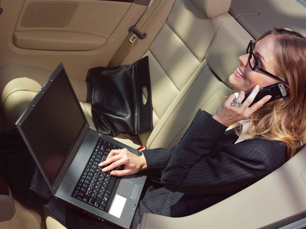 Businesswoman ha un ventilatore con il computer portatile
 - Foto, immagini