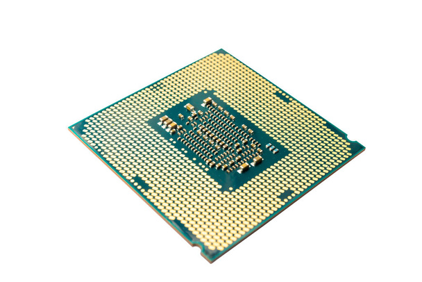 Moderner CPU-Prozessorchip isoliert auf weißem Hintergrund. Fokus auswählen und Pfad ausschneiden - Foto, Bild