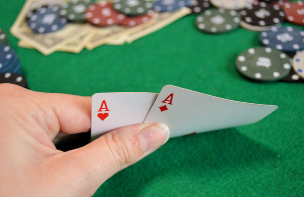 Poker background - μάρκες, κάρτες και χρήματα στο πράσινο τραπέζι - Φωτογραφία, εικόνα