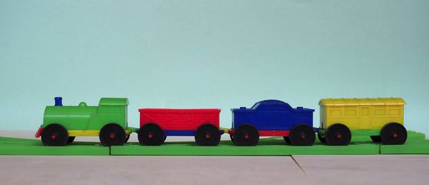 plastic schaalmodel speelgoed trein en spoorweg, selectieve focus - Foto, afbeelding