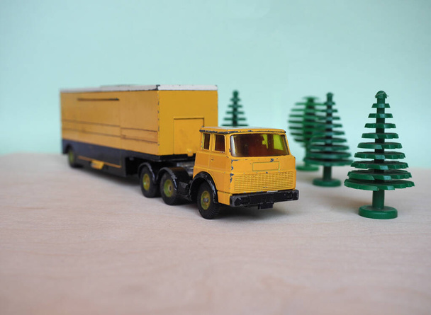 Modelo vintage camión amarillo con enfoque selectivo. Vehículo articulado con tractor y remolque
. - Foto, imagen