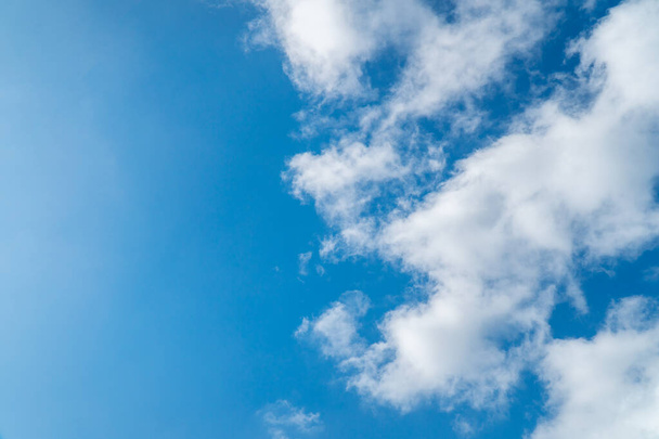Sfondo natura limpido pulito cielo blu nuvole morbide belle nuvole drammatiche sole estivo raggio di luce presenta bella vita di giorno dopo tempesta. utilizzare come effetto di sovrapposizione o cornice con spazio di copia centrale
   - Foto, immagini