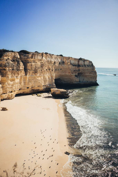 Ιδιωτική ήσυχη παραλία στην ακτή της Πορτογαλίας - Φωτογραφία, εικόνα