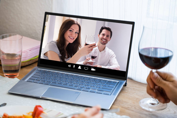 Virtuele wijnproeverij door vrienden via internet met behulp van videoconferentie - Foto, afbeelding