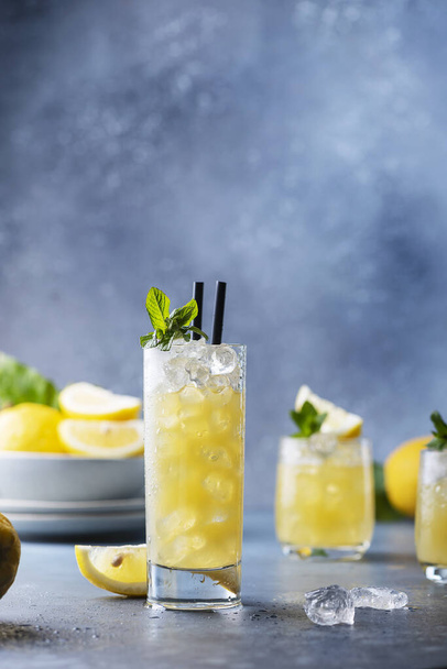 Fresh summer cocktail with lemons, mint and ice, selective focus image - Foto, Imagen