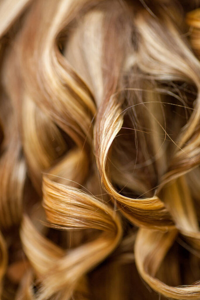 Κομμωτήριο μπούκλες μια ξανθιά γυναικεία μαλλιά - Φωτογραφία, εικόνα