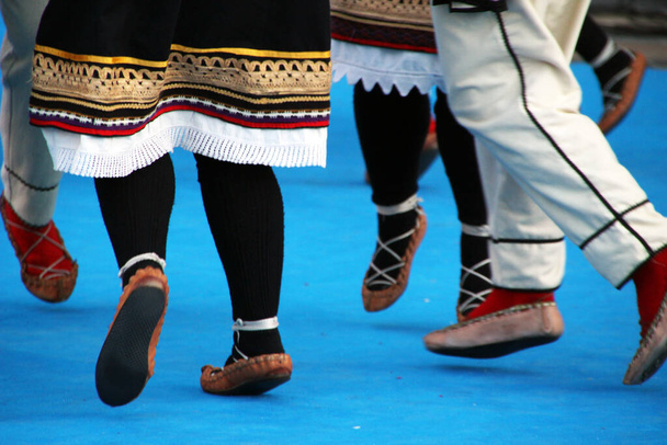 Έκθεση παραδοσιακού σερβικού χορού στο δρόμο - Φωτογραφία, εικόνα